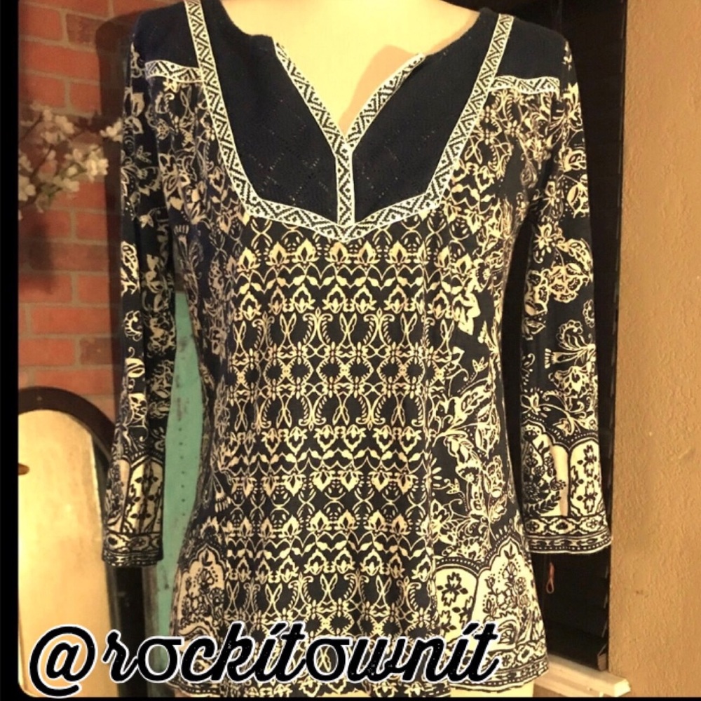 Lucky brand print top with knit pattern at V